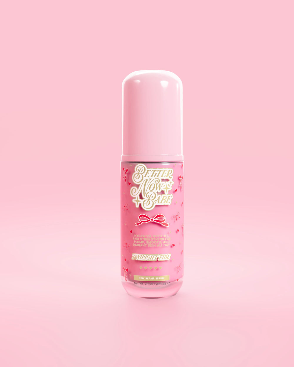 Durchsichtige rosa Flasche P.Louise Better Now Babe Pink Barrier Repair Serum im Twilight Tide-Duft vor rosa Hintergrund