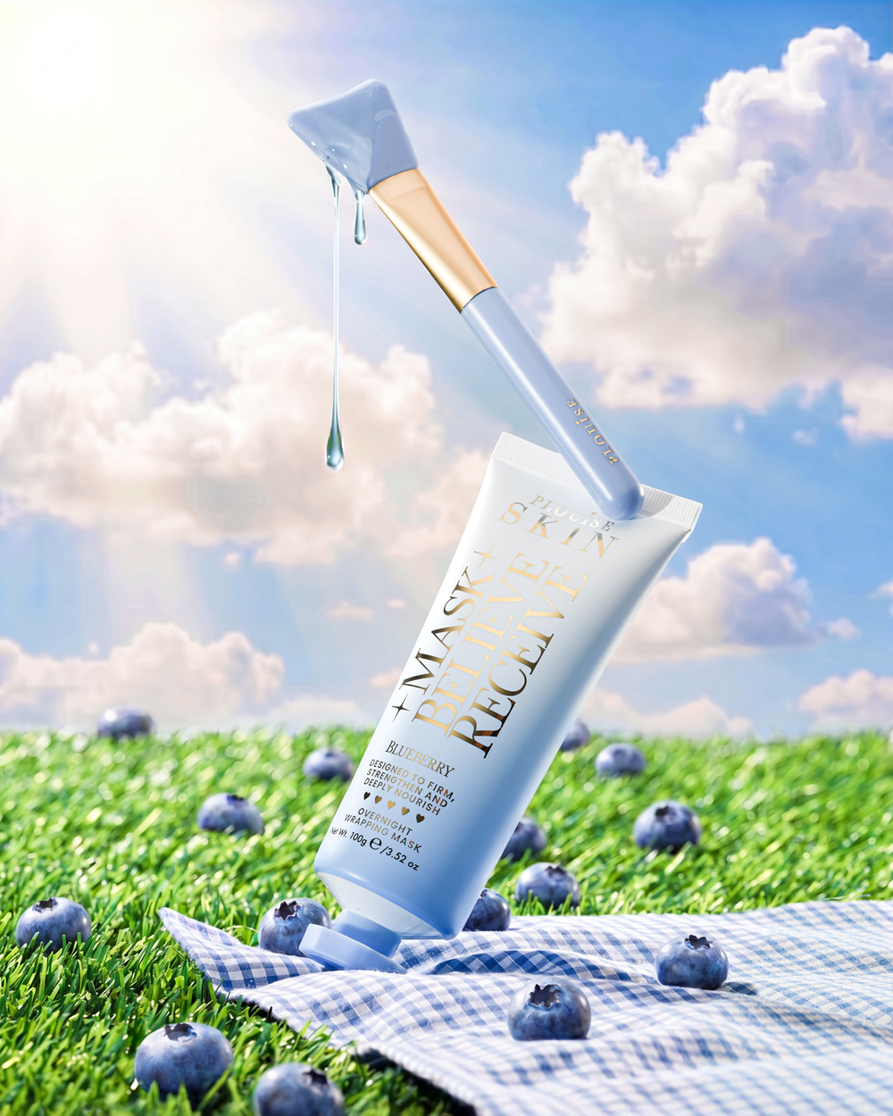 P.Louise Blueberry Overnight Wrapping Mask sobre hierba con arándanos