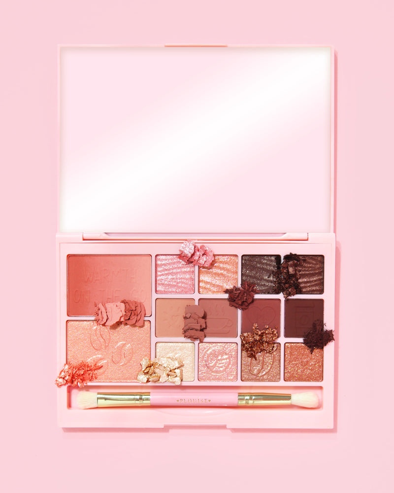 Ein Bild der P. Louise Breakfast Bites All In One Make-up-Palette in Hot To Go in neutralen und malvenfarbenen Farben auf einem rosa Hintergrund