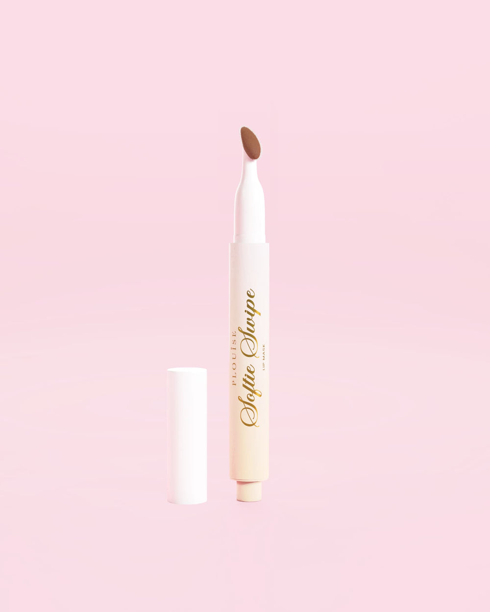 Una imagen de una mascarilla labial teñida Softie Swipe de P.Louise en Soft Launch sobre un fondo rosa