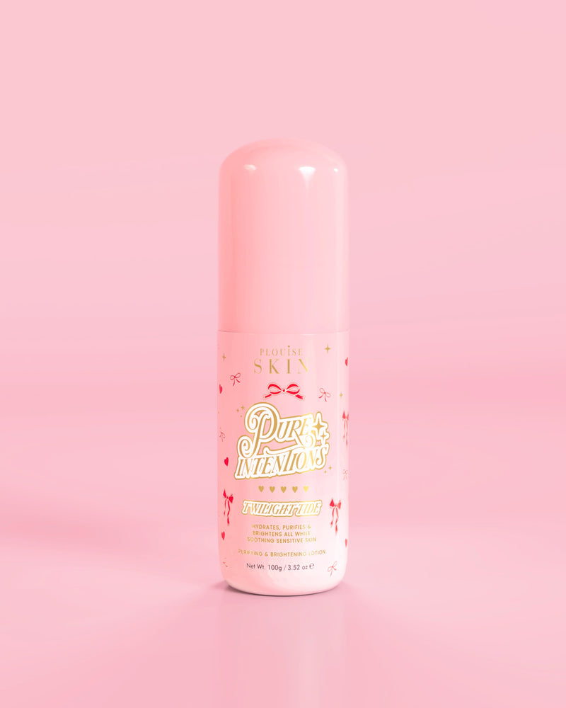 Botella rosa de P.Louise Pure Intentions Purify & Brightening Lotion con diseños de lazo rojo sobre un fondo rosa