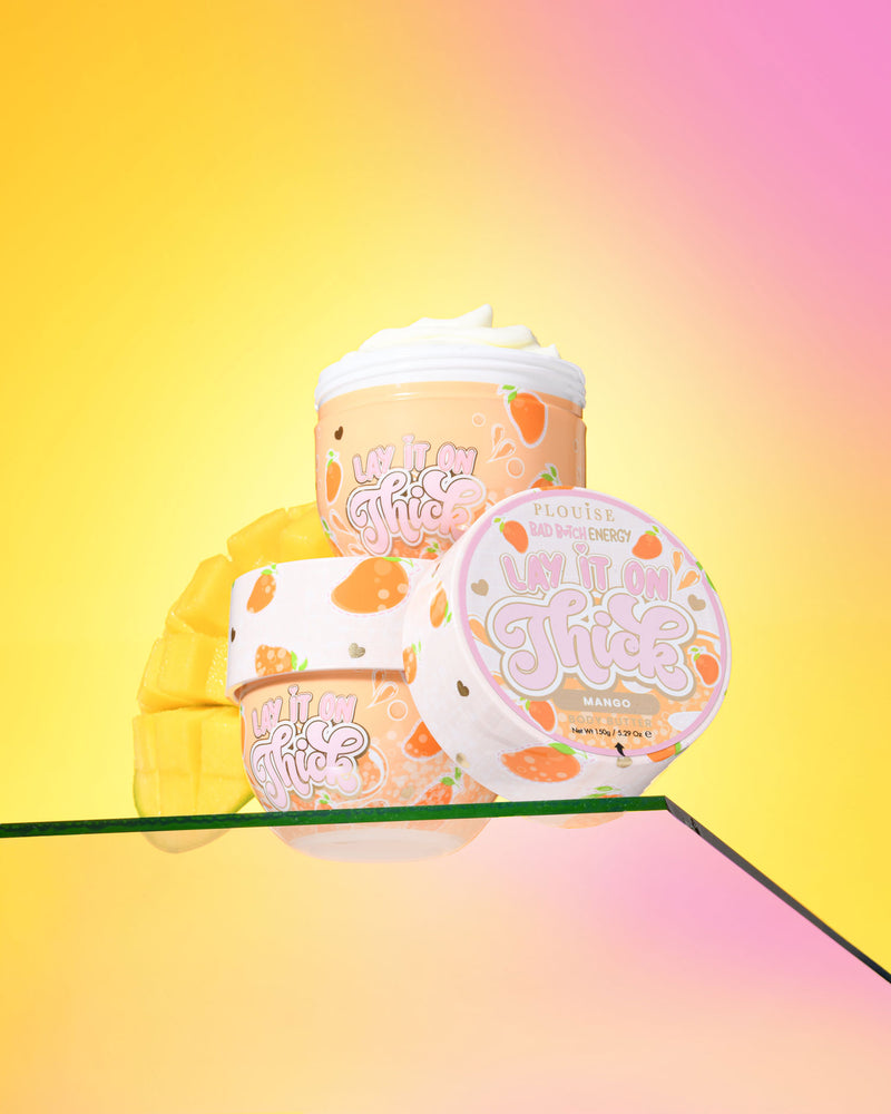 Drei Behälter mit Mango-Körperbutter „Lift It On Thick“ von P. Louise auf einem Hintergrund mit Farbverlauf in Gelb und Rosa