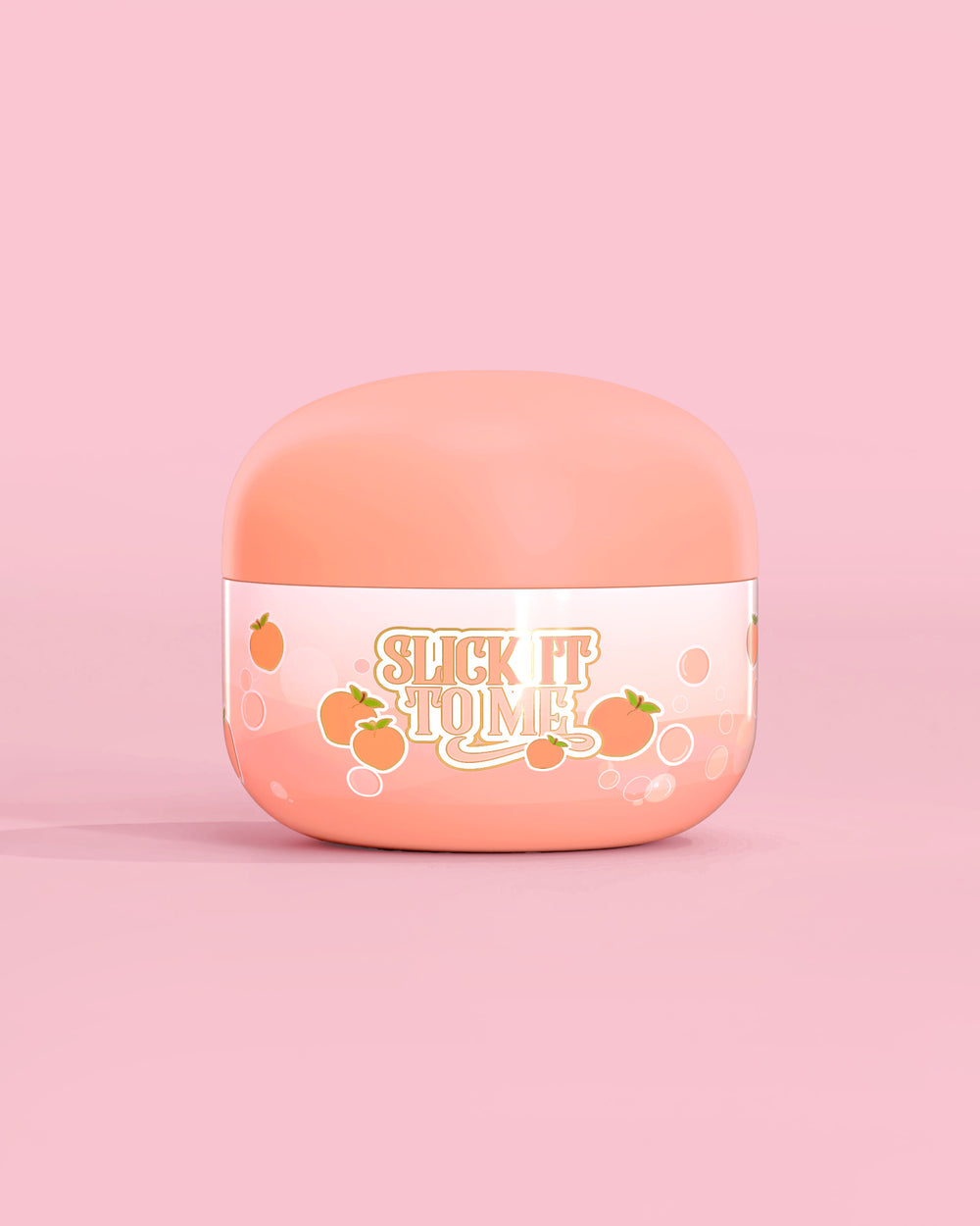 Glas mit P. Louise Slick It To Me Peach Melting Body Balm mit rosa Hintergrund