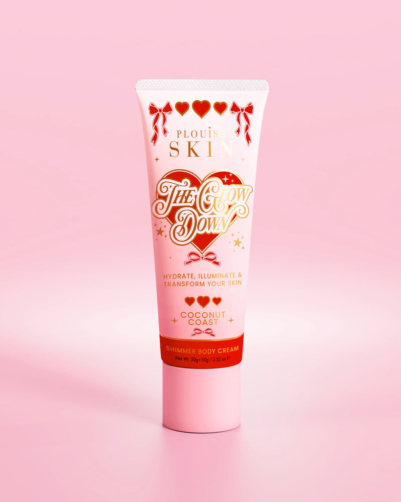 Rosafarbene Tube schimmernde Körpercreme „The Glow Down“ von P.Louise mit Kokosnussküstenduft vor rosa Hintergrund