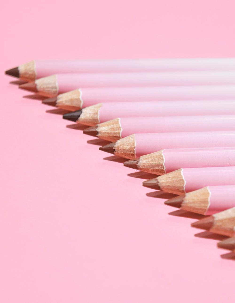Ein Bild der P.Louise Ultimate Definition Sharpenable Lip Liner in einer geneigten Reihe, die die Liner-Spitzen zeigt