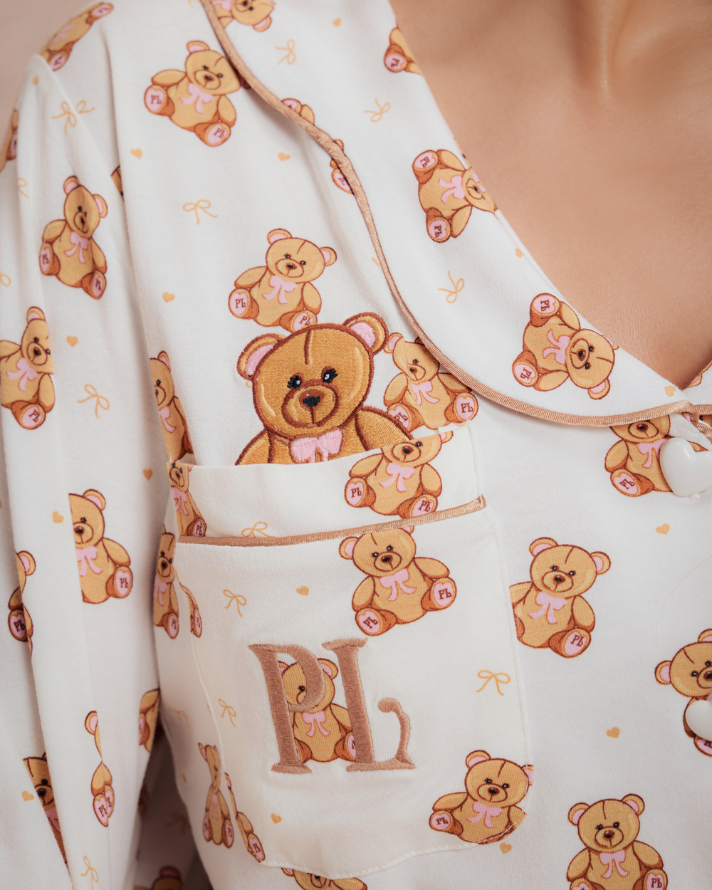 Primer plano del estampado del osito de peluche en un pijama de mujer
