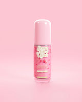 Durchsichtige rosa Flasche P.Louise Better Now Babe Pink Barrier Repair Serum im Twilight Tide-Duft vor rosa Hintergrund