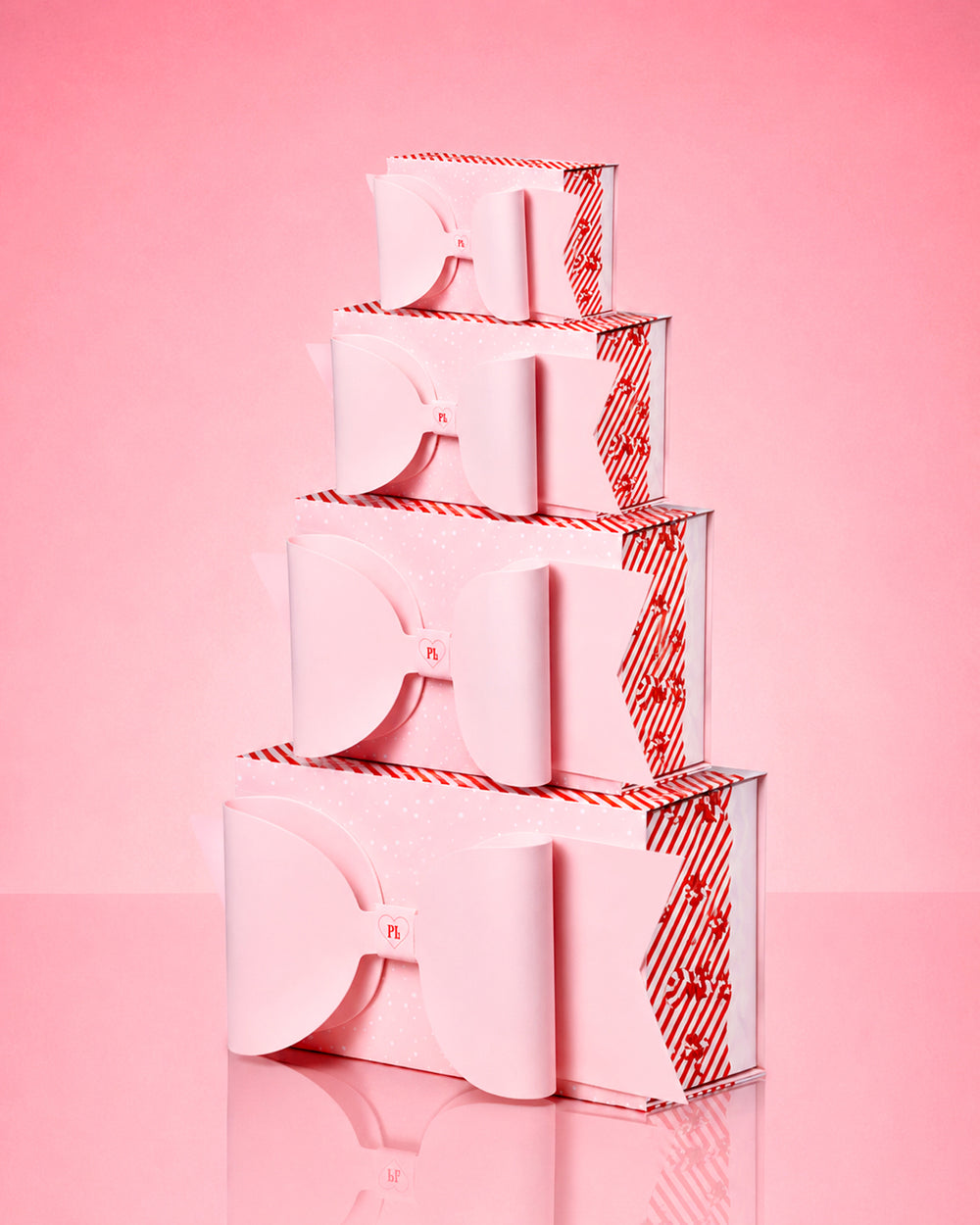 Geschenkpapierbox mit rosa Schleife
