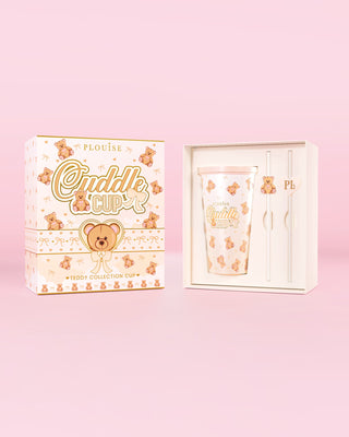 Imagen del vaso y pajita Teddy Touch Cuddle Cup de P.Louise en un empaque con un diseño con estampado de osito
