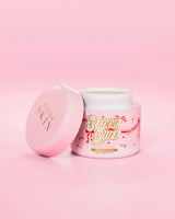 Eine rosafarbene P.Louise-Dose Baddie Buff Scalp and Body Sugar Scrub in Coconut Coast mit abgenommenem Deckel