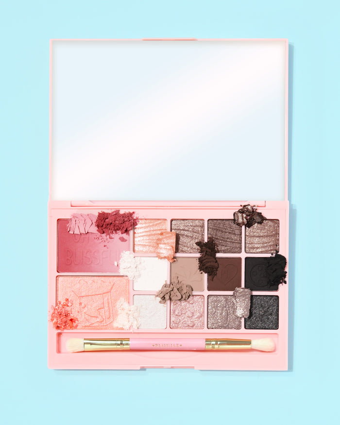 P. Louise Best Served Cold Breakfast Bites All-In-One-Make-up-Palette mit verschiedenen Farbtönen auf hellblauem Hintergrund