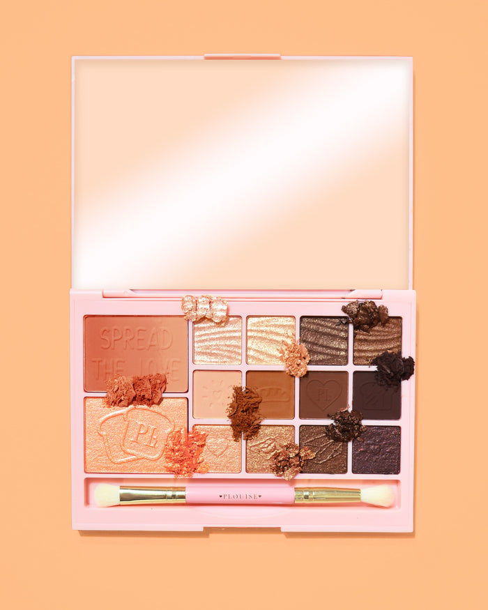 Ein Bild der P. Louise Breakfast Bites All In One Make-up-Palette in angenehm warmen, neutralen Farbtönen auf orangefarbenem Hintergrund
