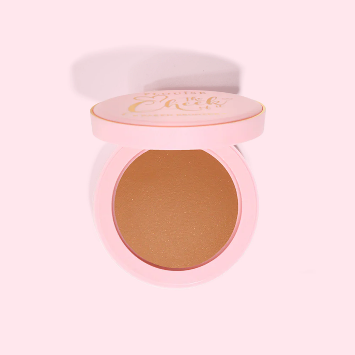 Polvo bronceador compacto P.Louise horneado en un estuche rosa sobre fondo rosa claro