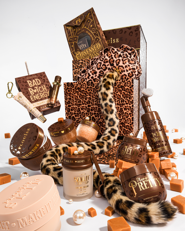 Un set de regalo de belleza de lujo diseñado con elementos marrones y con estampado de leopardo, que incluye una bolsa de regalo con estampado de leopardo, una cola con estampado de leopardo y múltiples envases de cosméticos en tonos marrones y beige, dispuestos sobre un fondo blanco con cubos y perlas de color caramelo.