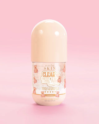 Una botella de P.Louise Clear The Air Gel Cleanser con aroma a pastel de coco sobre un fondo rosa