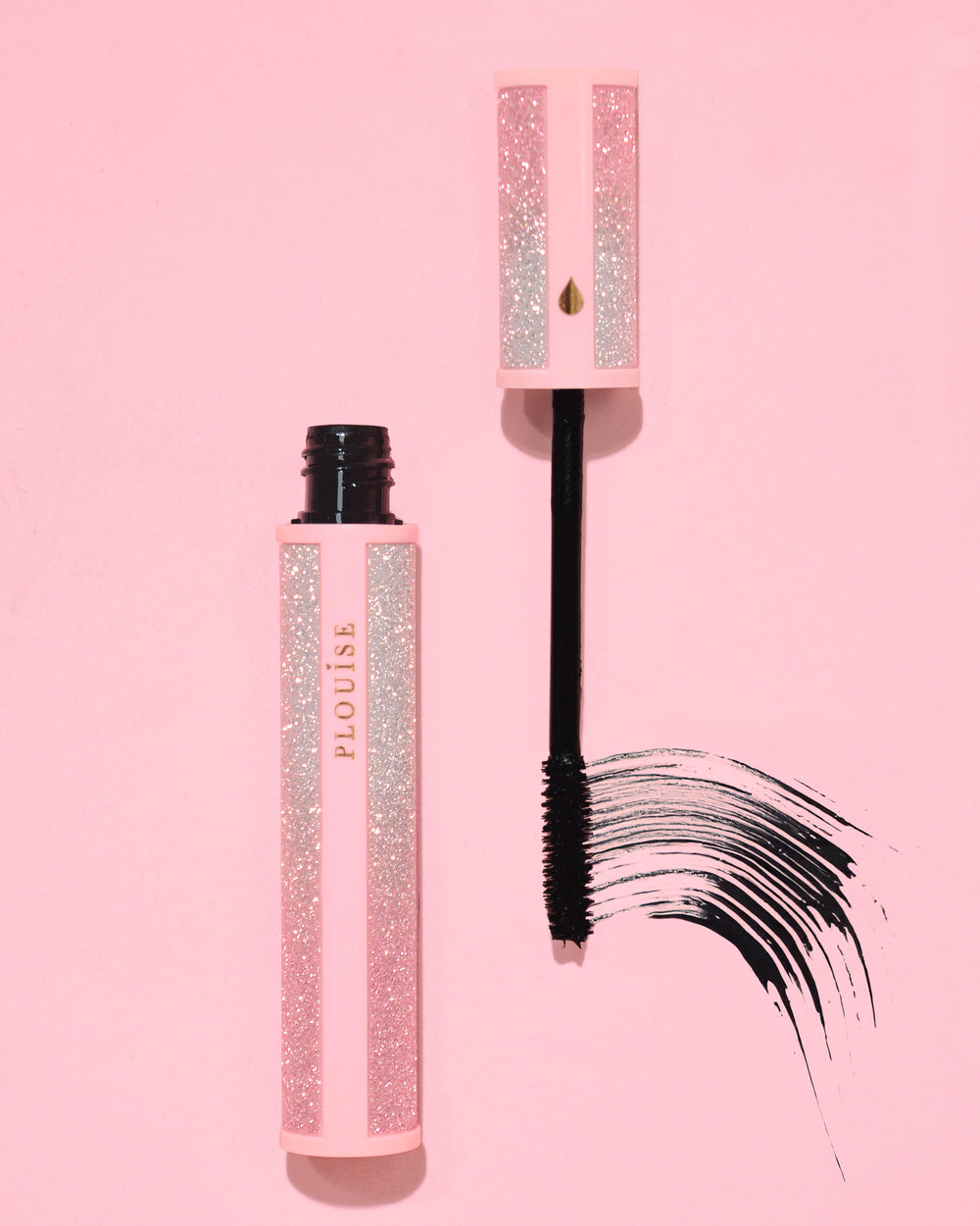 Rosa glitzernde P.Louise Cry Baby-Mascara mit schwarzem Stift auf rosa Hintergrund