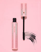 Rosa glitzernde P.Louise Cry Baby-Mascara mit schwarzem Stift auf rosa Hintergrund