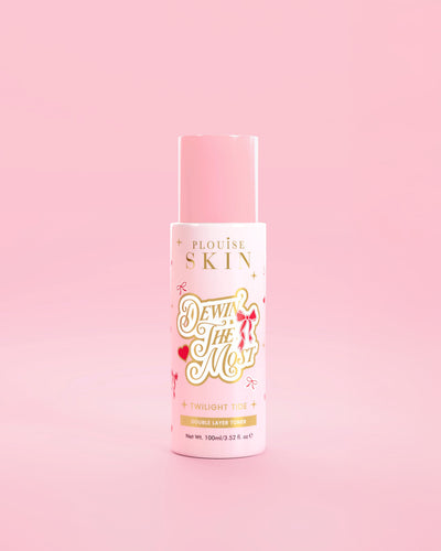 Rosa P.Louise-Flasche Dewing The Most Double Layer Toner mit roten Schleifenmustern vor rosa Hintergrund