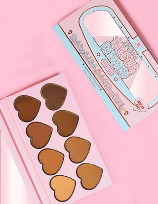 P. Louise behalte einfach die Bronzer -Palette des Gesichts vorwärts