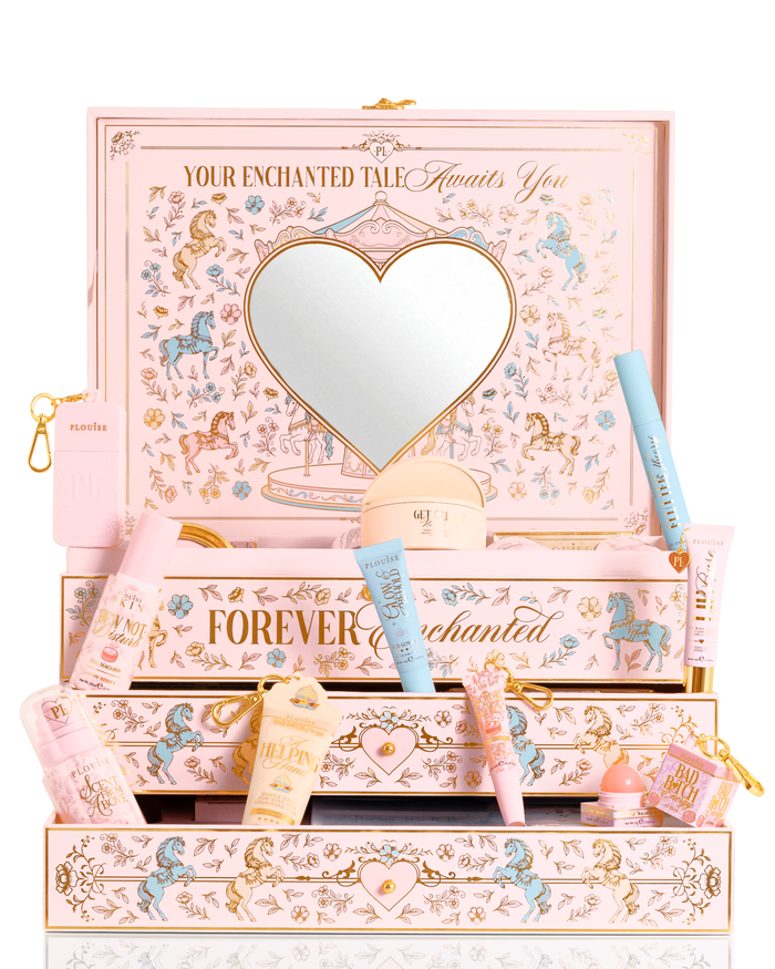 Eine pastellrosa, blaue und gelbe Weihnachts-PR-Beauty-Geschenksetbox von P.Louise mit der Aufschrift „Your Enchanted Tale“ mit einem herzförmigen Spiegel auf dem Deckel und offenen Schubladen, umgeben von verschiedenen Kosmetiktuben, Flaschen und einem kleinen Beutel auf weißem Hintergrund.