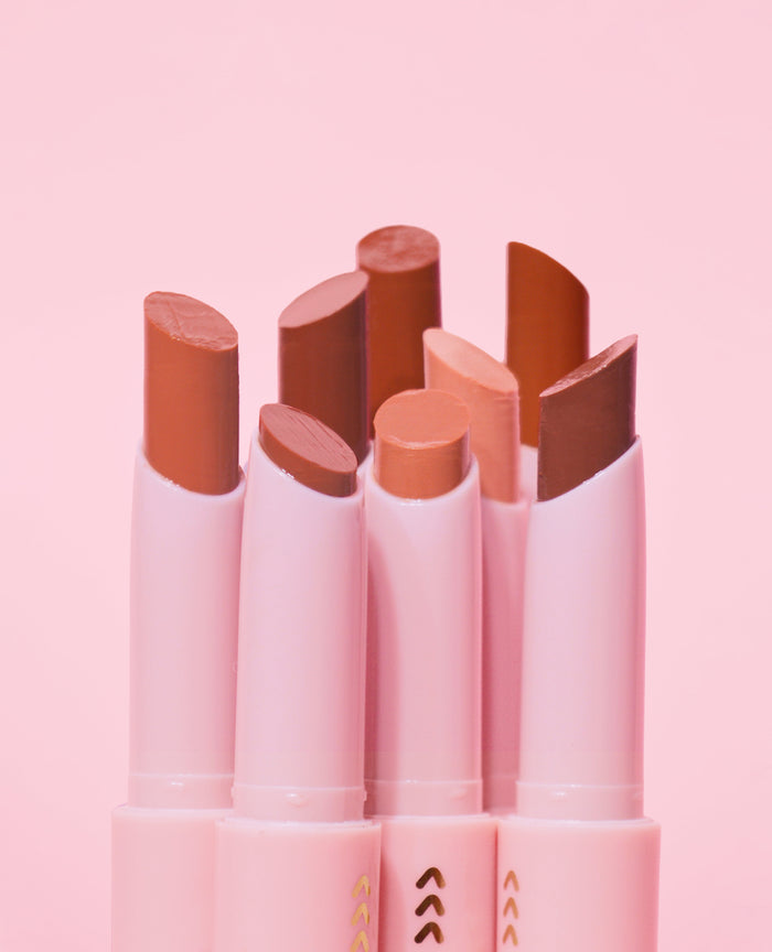 Nahaufnahme eines Sets P.Louise Glow Guide Glossy Lipstick Balms in verschiedenen Farben