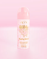 Botella rosa de P.Louise Hond On Tight, spray fijador húmedo y adherente en tarta de fresas