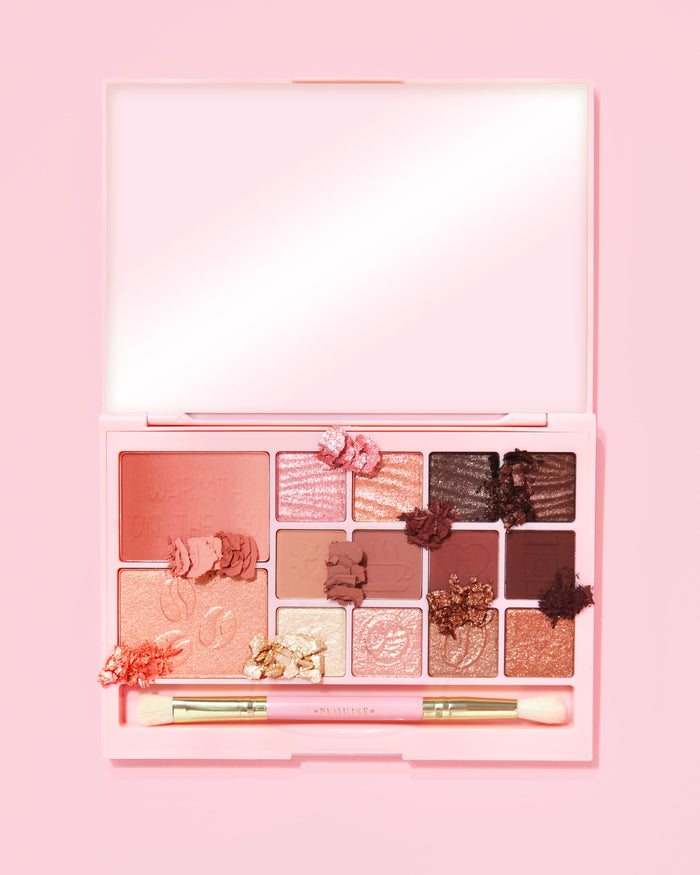 Ein Bild der P. Louise Breakfast Bites All In One Make-up-Palette in Hot To Go in neutralen und malvenfarbenen Farben auf einem rosa Hintergrund