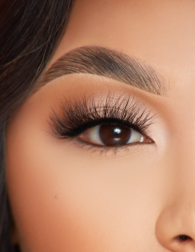 Wilde, launische falsche Wimpern