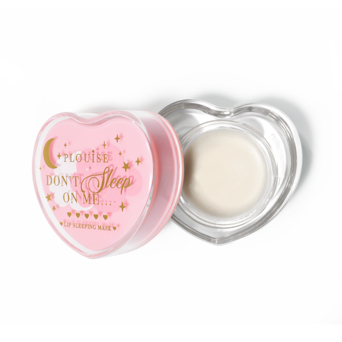 Rosa herzförmige Lippenschlafmaske mit abgenommenem Deckel auf weißem Hintergrund