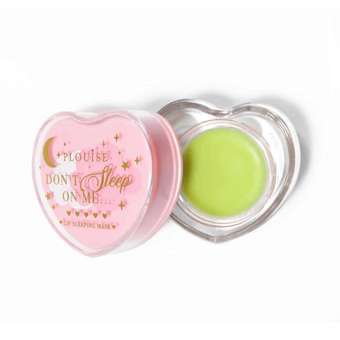 Rosa herzförmige Lippenschlafmaske mit abgenommenem Deckel auf weißem Hintergrund