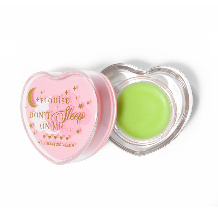 Rosa herzförmige Lippenschlafmaske mit abgenommenem Deckel auf weißem Hintergrund