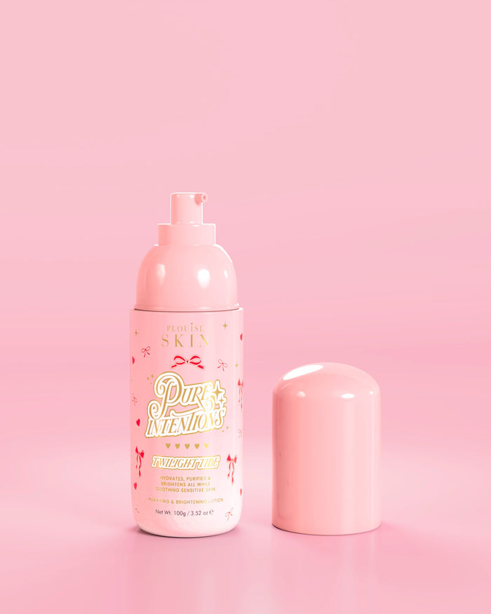 Rosa Flasche P.Louise Pure Intentions Purify & Brightening Lotion mit roten Schleifenmustern vor rosa Hintergrund