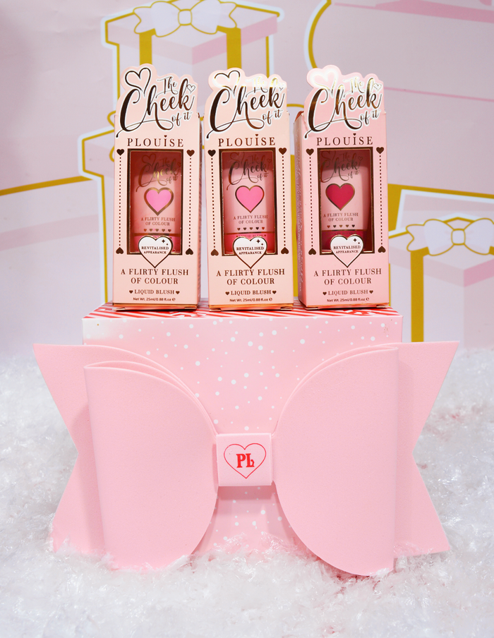 Geschenkpapierbox mit rosa Schleife
