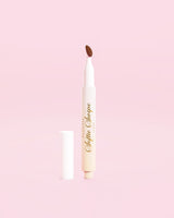 Una imagen de una mascarilla labial teñida Softie Swipe de P.Louise en Sweet Spot sobre un fondo rosa
