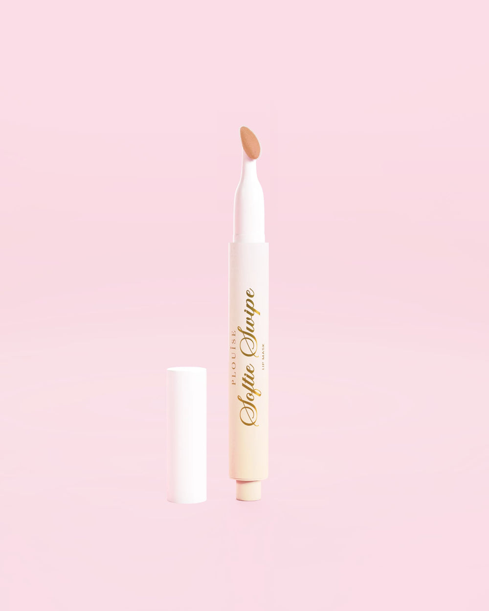 Una imagen que muestra la mascarilla labial con color Softie Swipe de P.Louise en el tono Barely There sobre un fondo rosa.