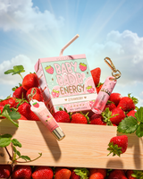 P.Louise Strawberry Baby Bad B Mini Lip Oil und Mini Lip Conditioner auf einem Tisch, umgeben von Erdbeeren