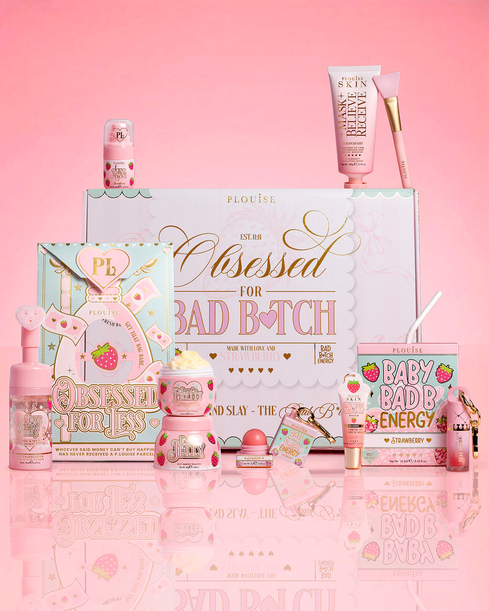 P.Louise Strawberry Obsessed For Bad Bitch-Produkte rund um die Verpackung auf rosa Hintergrund