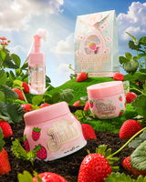 P.Louise Strawberry Obsessed For Less Double Cleanse & Moisturise Skincare Set auf einem grasbewachsenen Hügel, umgeben von Erdbeeren