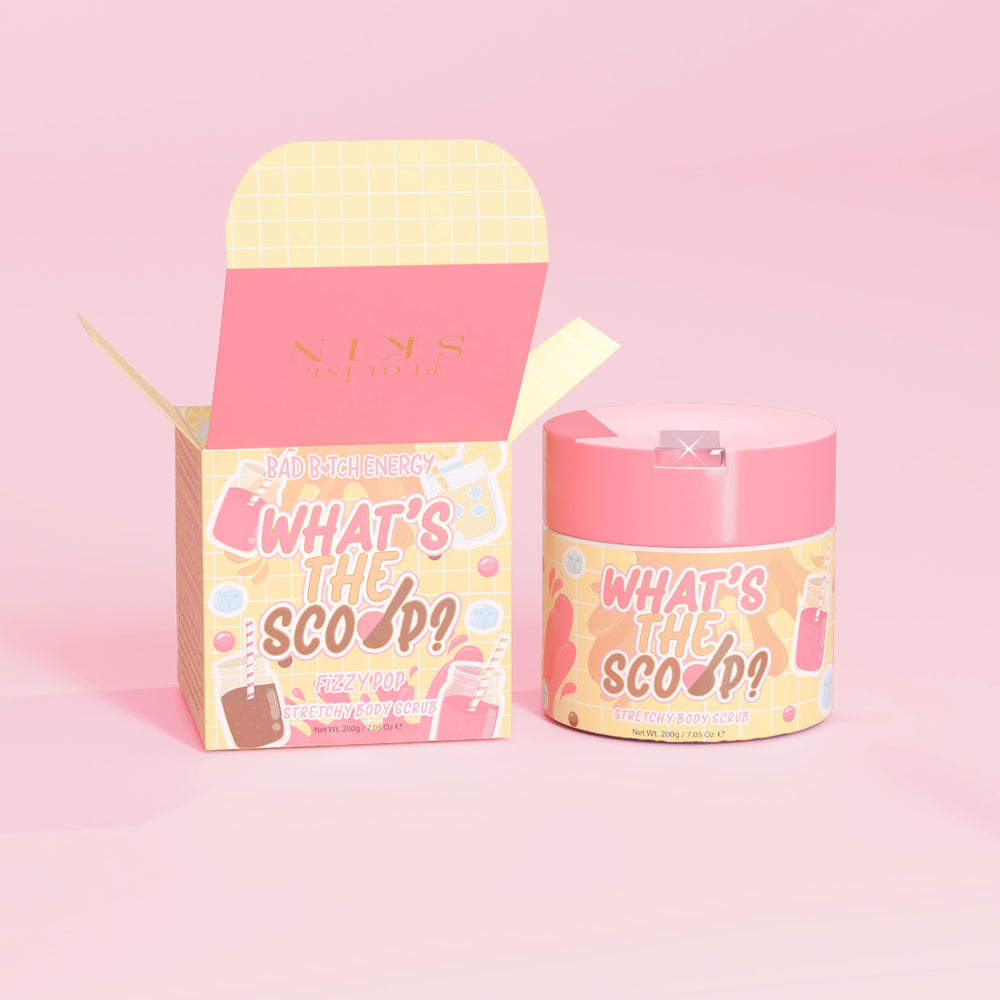 P.Louise „Was ist los?“ Dehnbares Körperpeeling mit dem Duft „Fizzy Pop“ und einer Verpackung im „Fizzy Pop“-Design auf rosa Hintergrund