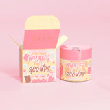 P.Louise „Was ist los?“ Dehnbares Körperpeeling mit dem Duft „Fizzy Pop“ und einer Verpackung im „Fizzy Pop“-Design auf rosa Hintergrund