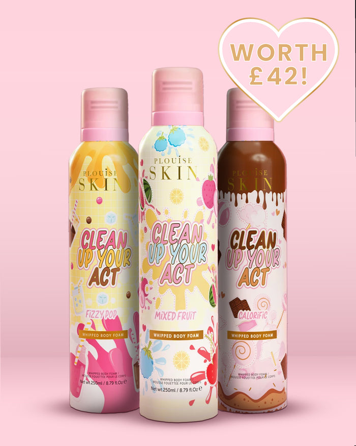 Drei Flaschen P.Louise Whipped Body Foam Body Wash mit bunter Verpackung auf rosa Hintergrund.