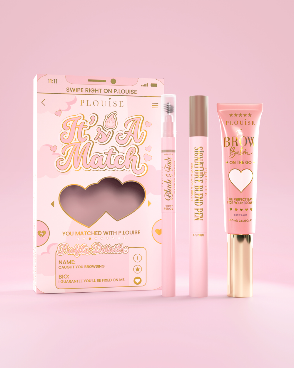 Es un juego de cejas cosmético A Match que incluye el bolígrafo P.Louise Signature Blend, el lápiz para cejas Blade & Fade y el bálsamo para cejas, empaquetados en cajas temáticas de color rosa y dorado con motivos de corazones.