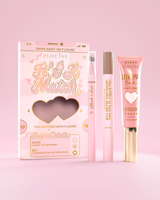 Es un juego de cejas cosmético A Match que incluye el bolígrafo P.Louise Signature Blend, el lápiz para cejas Blade & Fade y el bálsamo para cejas, empaquetados en cajas temáticas de color rosa y dorado con motivos de corazones.
