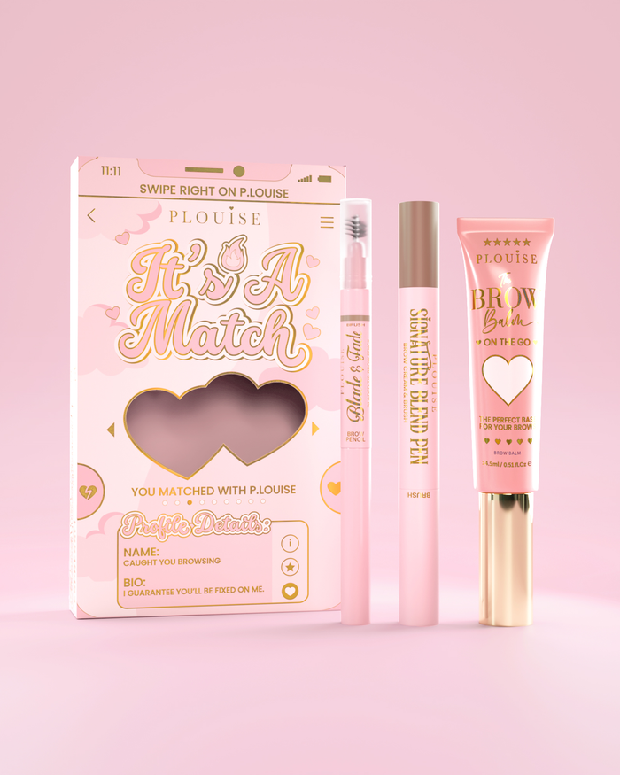 Das kosmetische Augenbrauenset „It's A Match“ enthält den P.Louise Signature Blend Pen, den Blade & Fade Brow Pencil und den Brow Balm, verpackt in pink- und goldfarbenen Boxen mit Herzmotiven.
