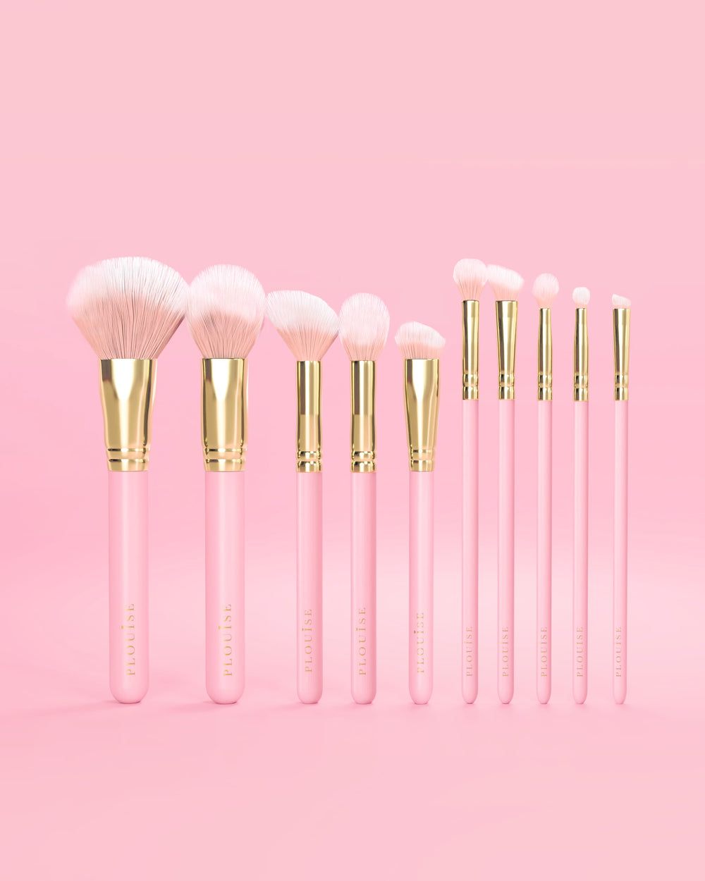 Juego de 10 brochas de maquillaje P.Louise rosas con mangos rosas y detalles dorados sobre fondo rosa