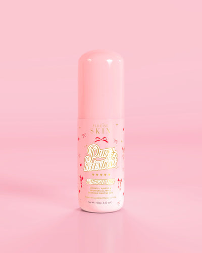 Rosa Flasche P.Louise Pure Intentions Purify & Brightening Lotion mit roten Schleifenmustern vor rosa Hintergrund