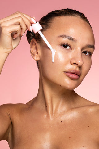 P.Louise Vitamin E & Probiotic Glow Serum Model