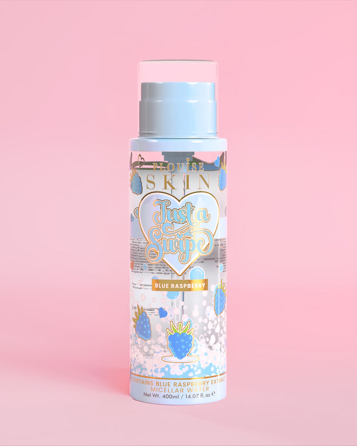 P. Louise Just A Swipe agua micelar con aroma a frambuesa azul y diseños de frambuesa azul en el frasco sobre fondo rosa claro