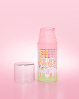 Botella morada de P. Louise Here I Glow Again Candy Bears Recovery Mask sobre un fondo rosa