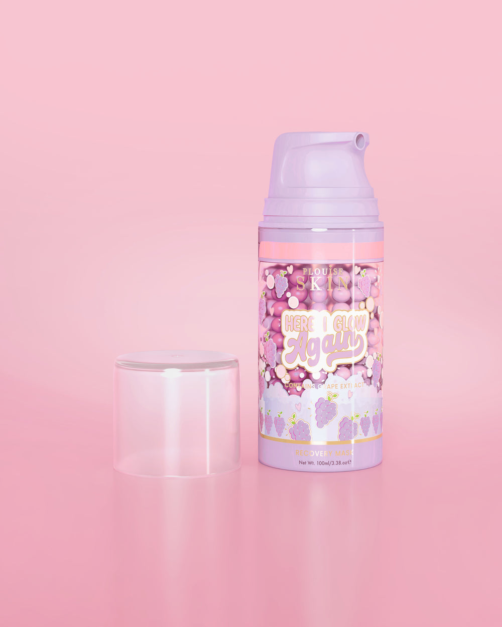 Botella morada de P. Louise Here I Glow Again Grape Recovery Mask sobre un fondo rosa